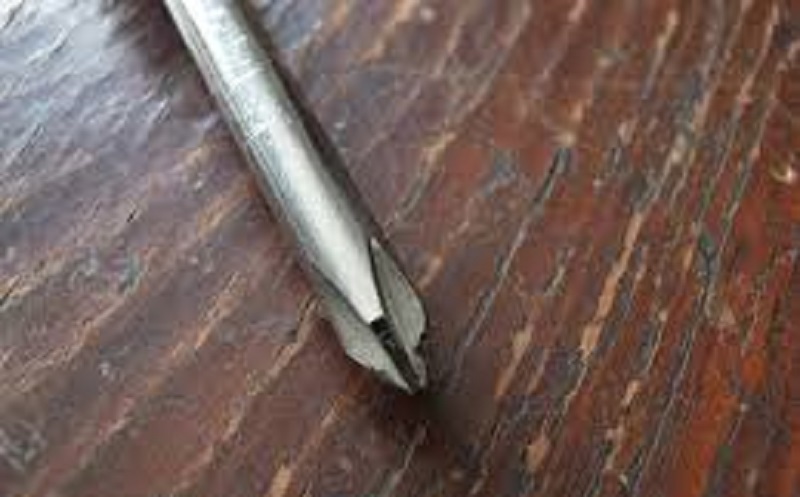Paslit sinakal, pinagsasaksak ng screwdriver ng sariling ama