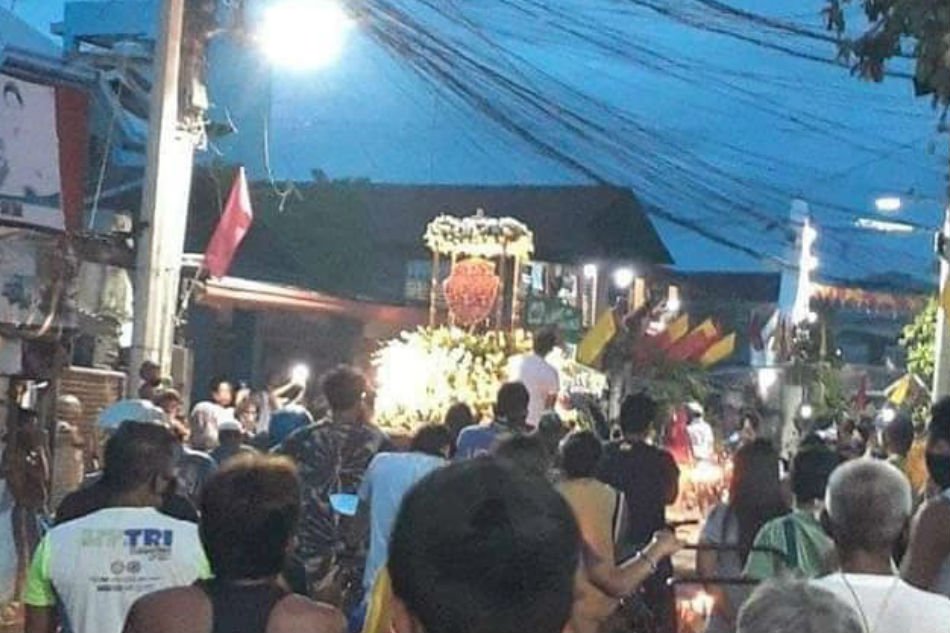 Sa gitna ng ECQ, prusisyon at street dancing itinuloy sa isang barangay sa Cebu City