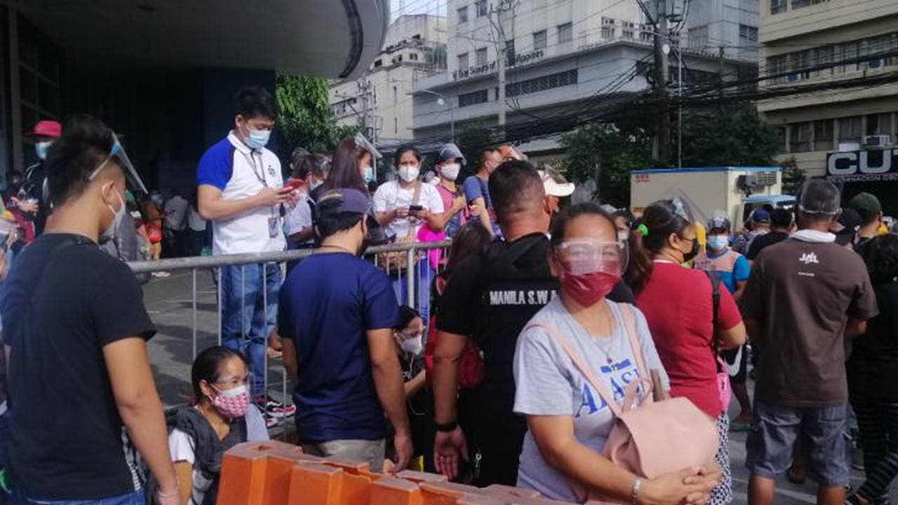 Mga nais magpabakuna, dagsa sa mga vaccination sites isang araw bago mag-ECQ