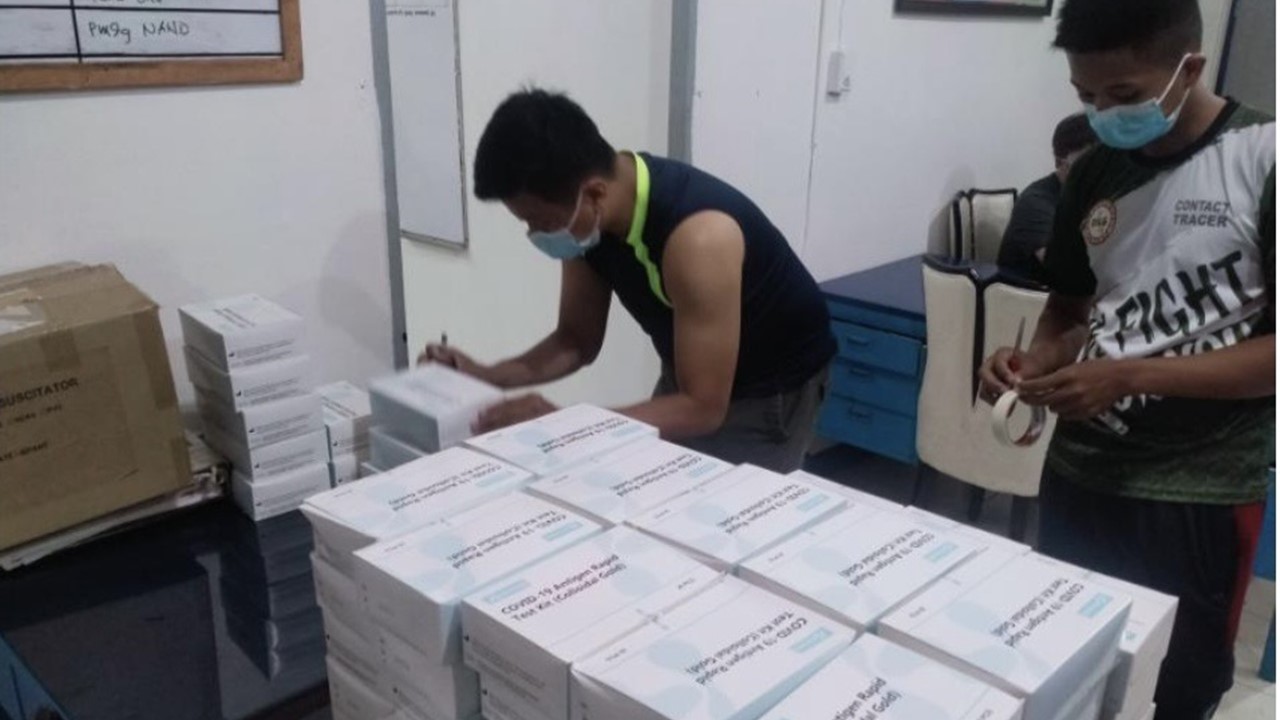 P4.2 million na halaga ng COVID-19 test kits na iligal na binebenta, nasabat sa Pasig; 4 na suspek, arestado