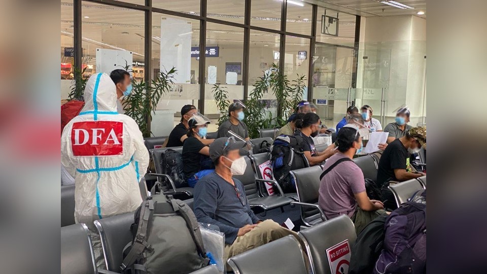 Unang batch ng mga Pilipinong inuwi sa bansa mula Afghanistan, naka-isolate na