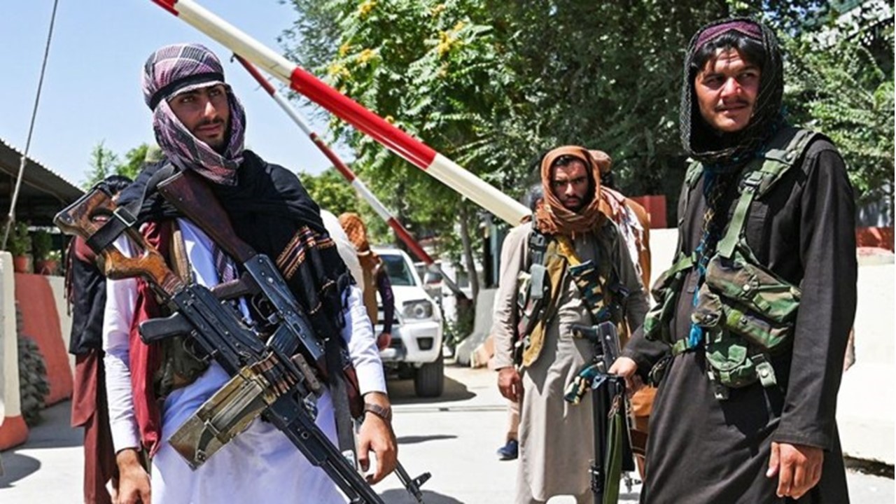 Taliban, tiniyak na papayagan ang mga dayuhan mula sa 100 na bansa na makalabas ng Afghanistan
