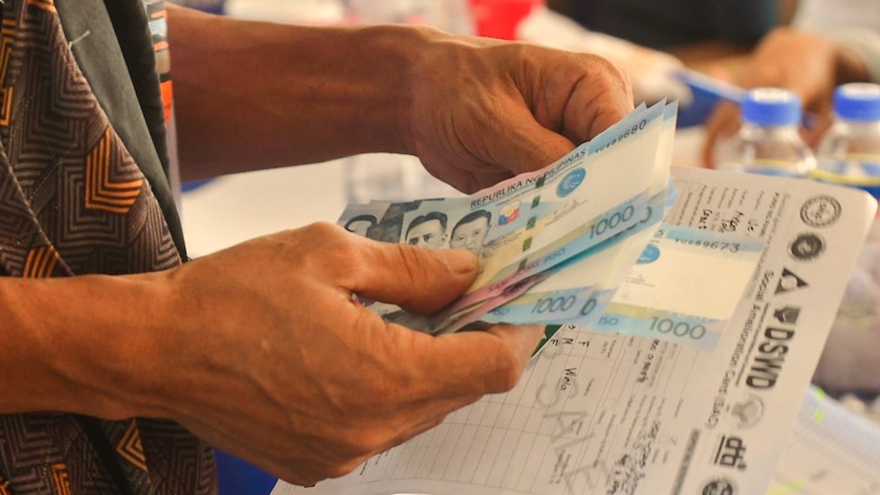 Pondong ilalaan para sa ECQ ayuda sa mga taga- Laguna at Bataan, tiniyak ng Palasyo
