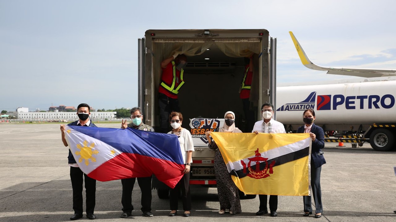 Mga bakunang donasyon ng Brunei sa Pilipinas, dumating na sa bansa