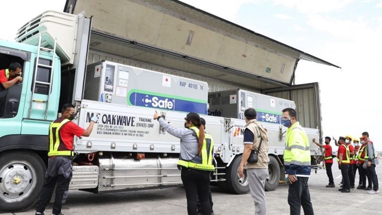 Halos 900,000 AstraZeneca vaccine na donasyon ng Japan, dumating na sa bansa