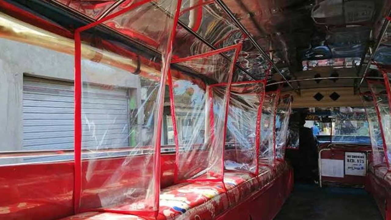 Plastic barrier sa mga pampasaherong jeep, tatanggalin na kasunod ng pag-apruba sa 70-percent seating capacity sa mga PUVs
