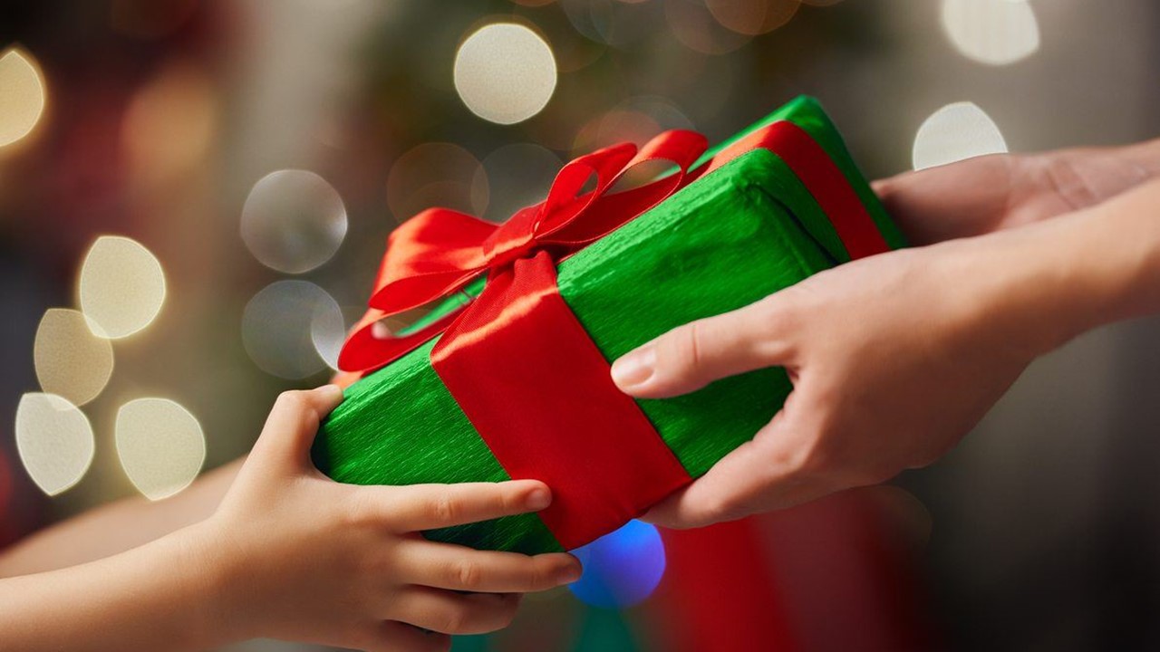 Limang mga bata, pinagkalooban ng regalo ng Pasig PNP