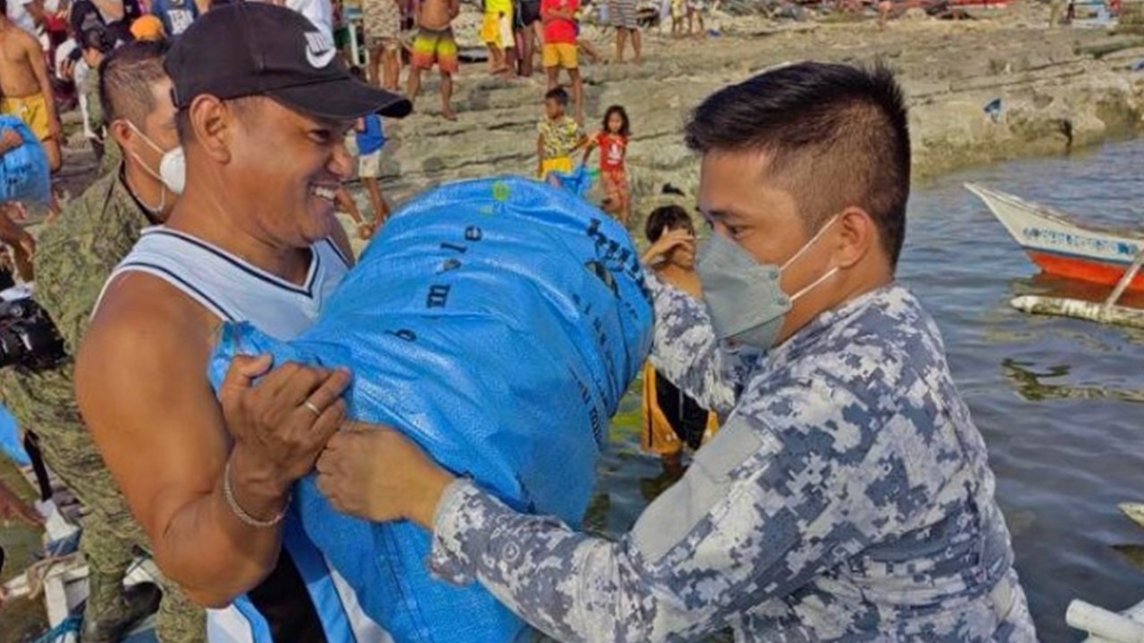 PCG, nakapaghatid na ng 1,037.7 tons ng relief goods sa mga lugar na apektado ng Bagyong Odette