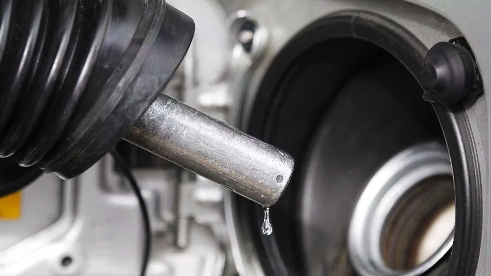 Presyo ng produktong petrolyo sa world market, pumalo sa higit 100 dolyar kada bariles kasunod ng paglusob ng Russia sa Ukraine
