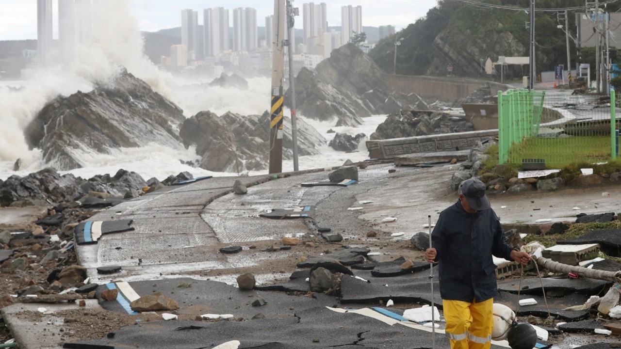 14, nasawi kasunod ng pananalasa ni Typhoon Hinamnor sa South Korea