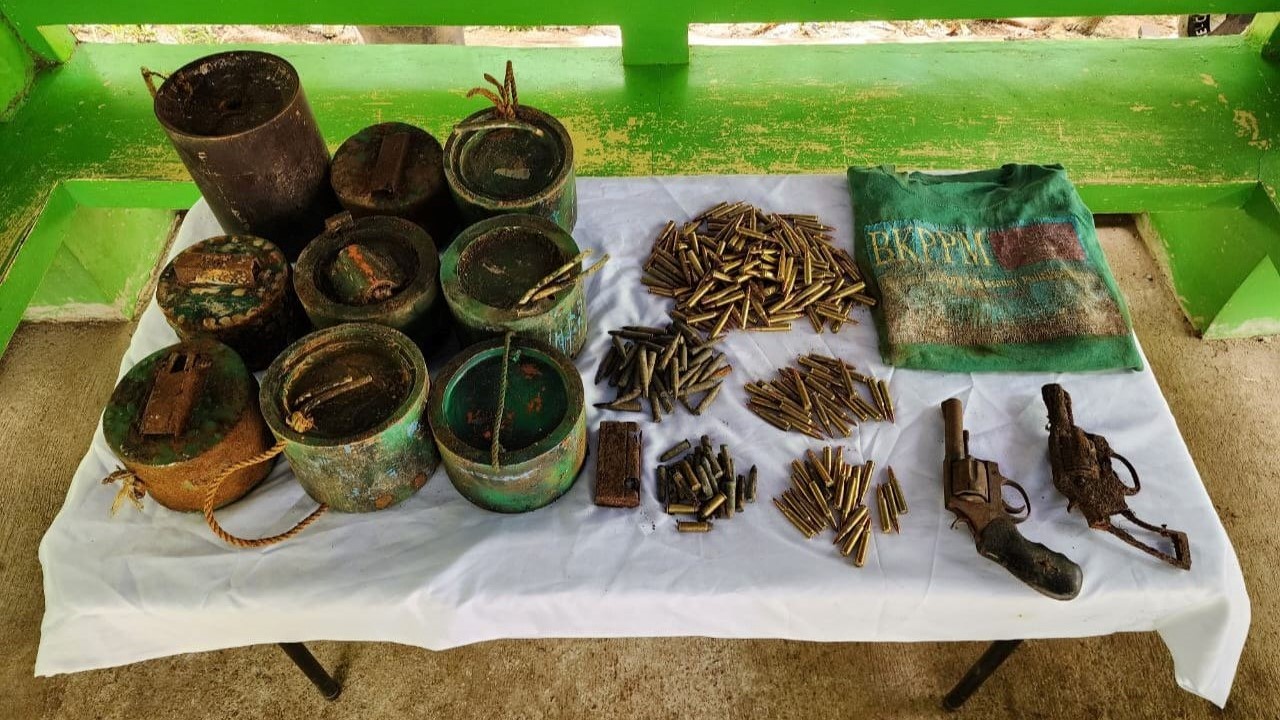 Mga nakaimbak na armas ng NPA, narekober sa Matnog, Sorsogon