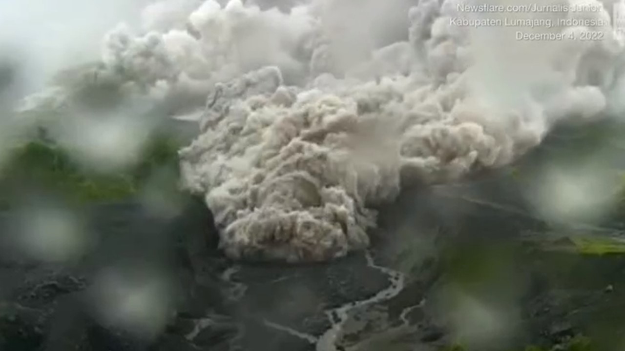 Higit 2,000 residente, inilikas matapos ang pag-a-alburoto ng Mount Semeru sa Indonesia