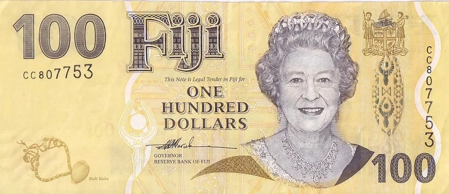 Fiji 100 Dollars 2007 Queen Elizabeth II Used Banknote