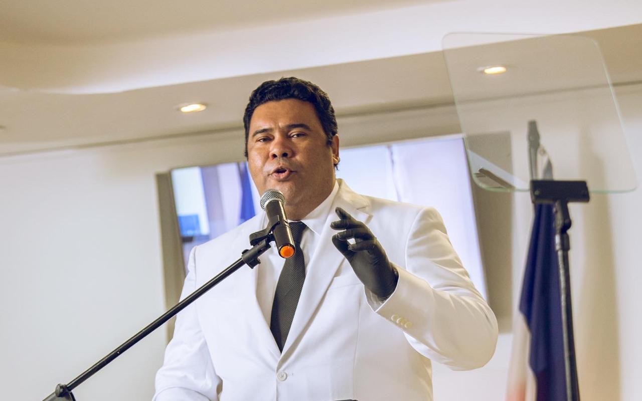 Cholitín dice senado reevaluará propina automática del 10% para delivery en reforma laboral