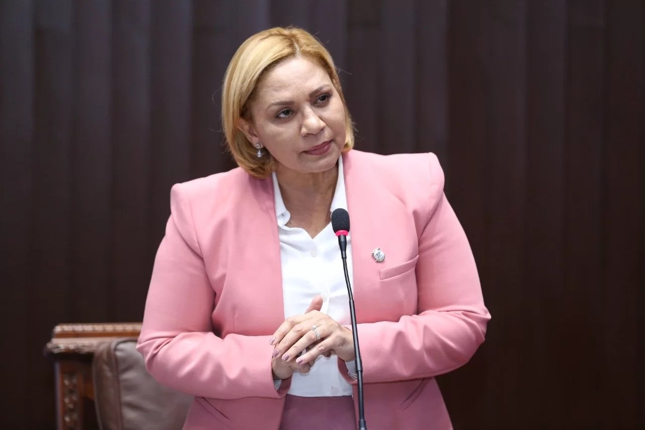 Soraya Suárez denuncia intento de prohibir oración y lectura bíblica en reforma laboral
