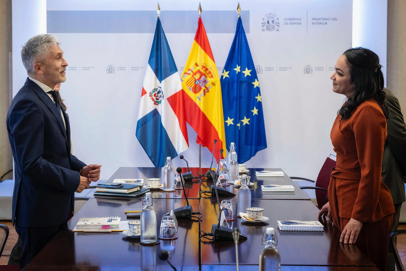 Ministra Raful estudia estrategias de orden público y seguridad ciudadana con su homólogo de España