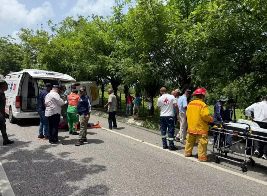 Más de 50 heridos tras accidente de autobús en la autopista Duarte