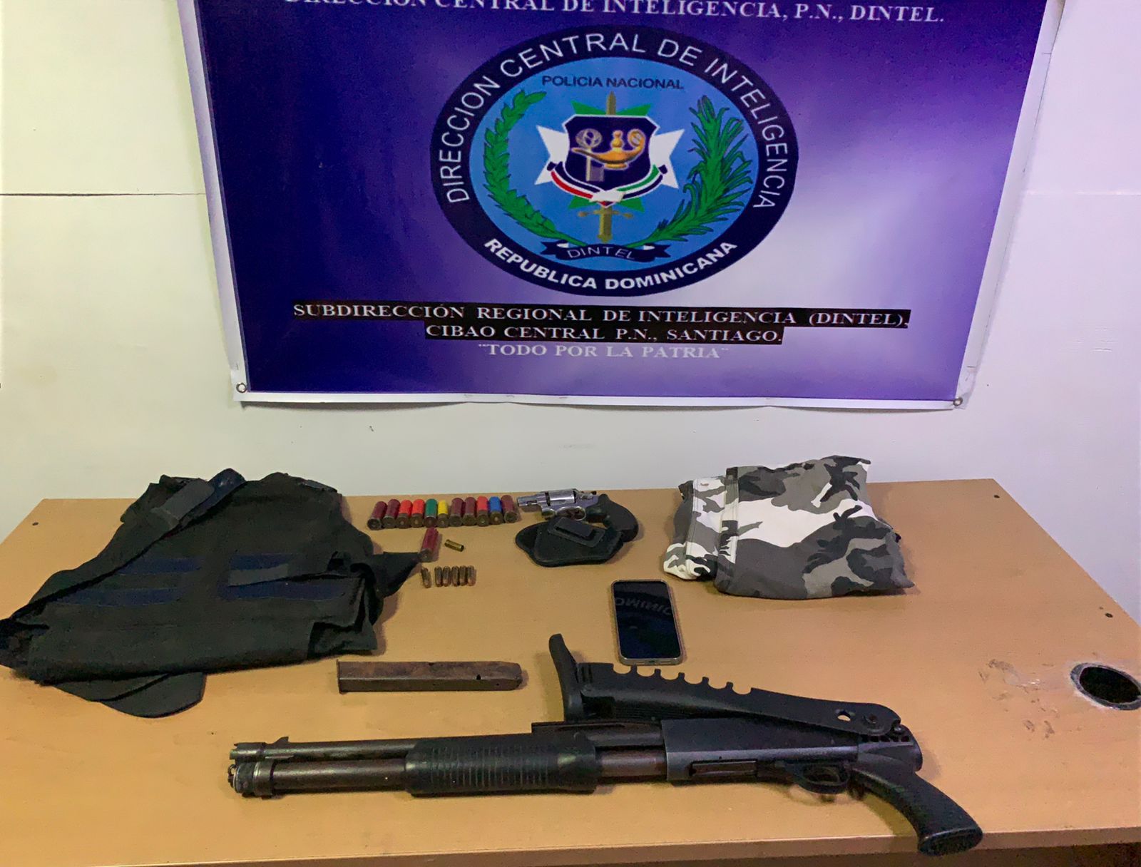 Autoridades apresan hombre con armas, municiones y pertrechos militares en Santiago