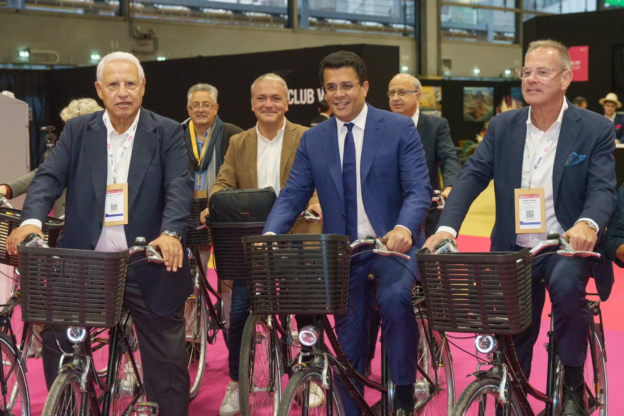 ¡Una entrada muy particular! David Collado llegó en bicicleta a la feria Top Resa París 2025