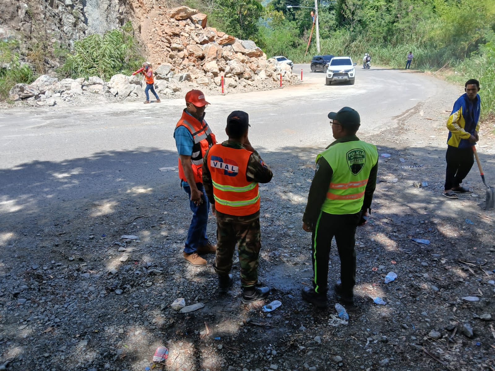 Restablecen tránsito en carretera La Vega–Jarabacoa tras derrumbe en La Virgen