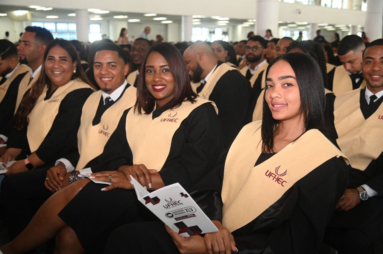 UFHEC gradúa a más de mil profesionales y honra al Dr. Julio Hazim con Doctorado Honoris Causa