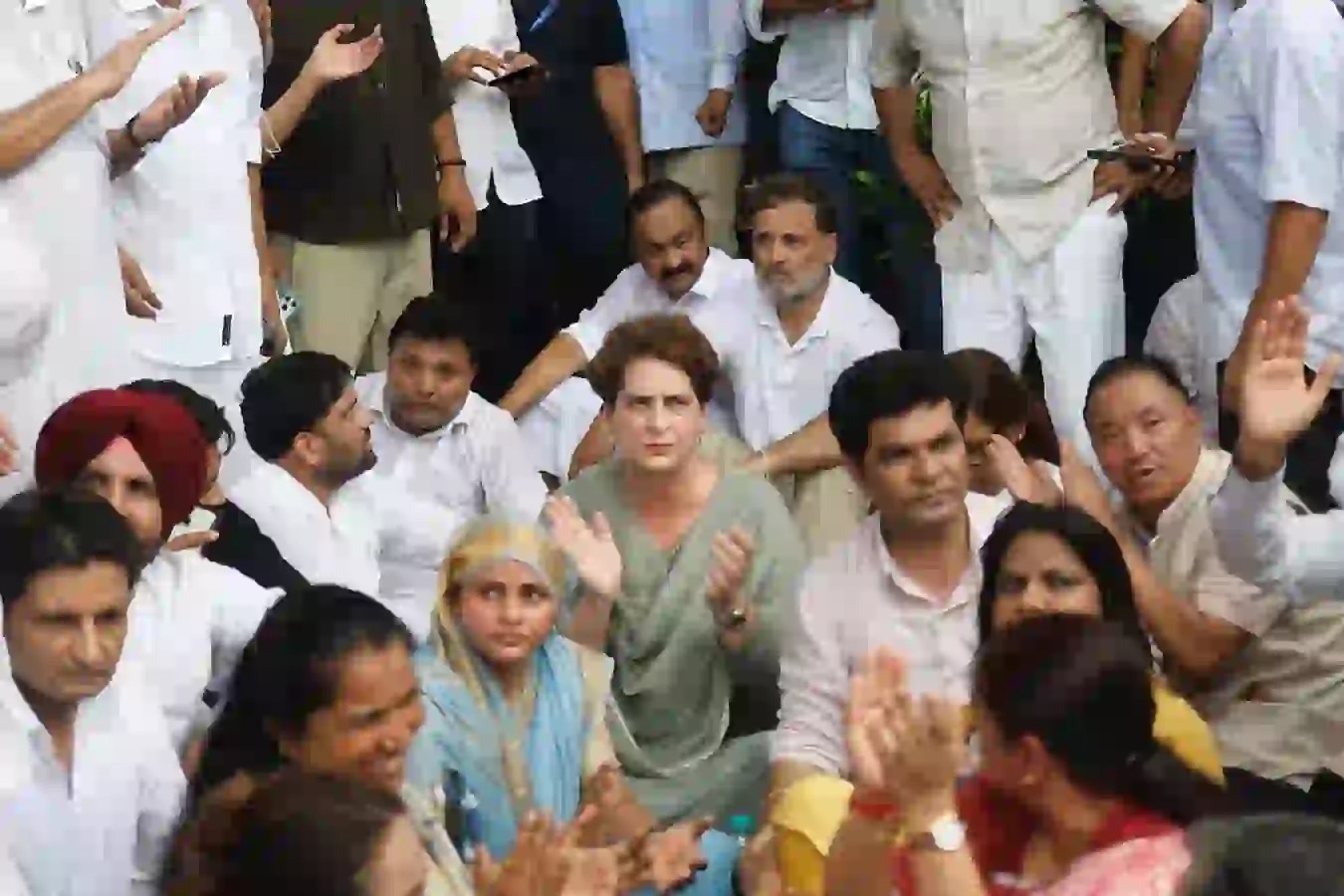 राहुल-प्रियंका के PM आवास के बाहर पहुंचने, अखिलेश के जुड़ने से कार्रवाई तक; धरने में कब-क्या हुआ?