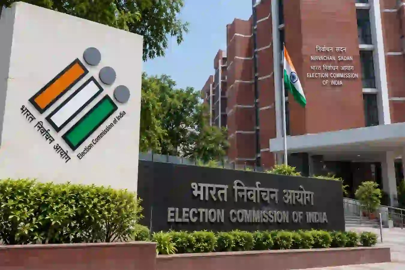 एक्सप्लेनर: पहली बार सवालों में नहीं है चुनाव आयोग, सत्ता से करीबी और बाद में ‘इनाम’ मिलने पर पहले भी हुए बवाल