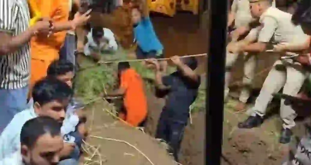 400 फीट गहरे बोरवेल में गिरा नौ साल का भानू: पांच घंटे बाद सुरक्षित निकाला गया, खुशी से झूम उठे परिजन
