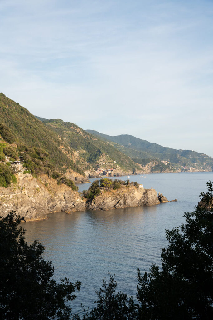 hiking blue trail views in cinque terre