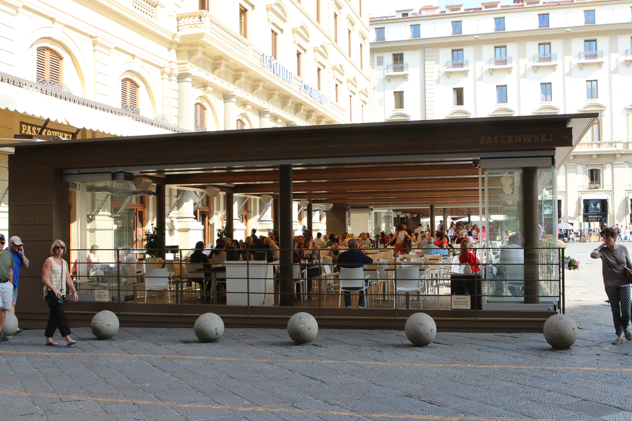 One of the many street side cafes in the Piazza Della Republica.