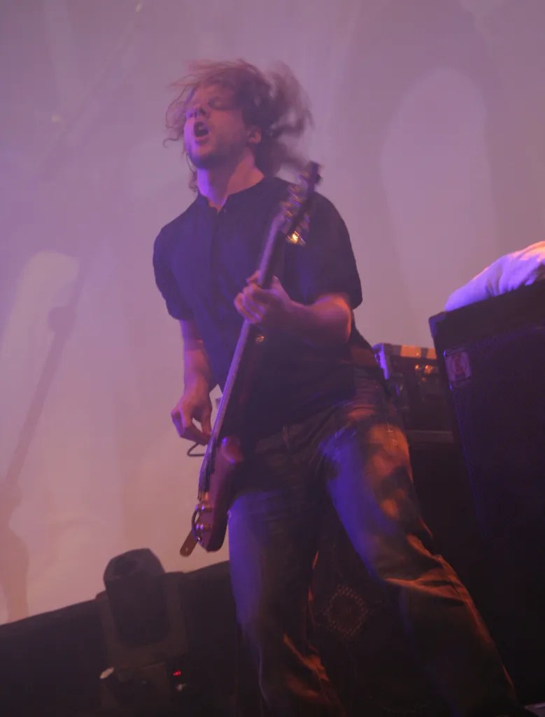 Bassist rockt auf der Bühne