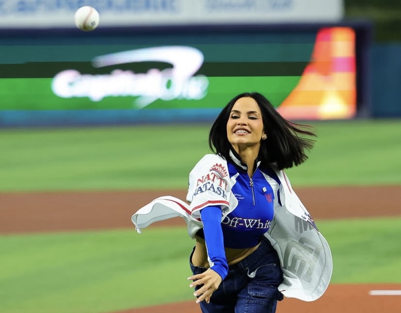 Natti Natasha participa en lanzamiento ceremonial previo al juego de República Dominicana en el Clásico Mundial de Béisbol 2026.