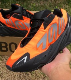 adidas Yeezy Boost 700 MNVN "Orange" - Imagen 2
