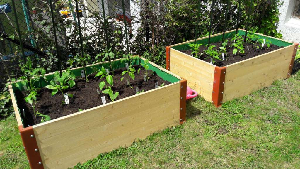 Hochwertige gartenerde und reifer kompost. Palettenrahmen und Paletten fÃ¼r Garten-Hochbeete - Bruno