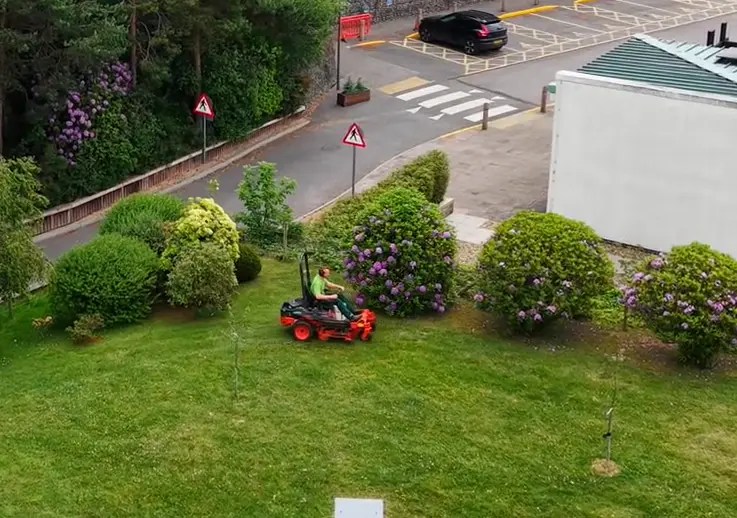 Roff Co grounds maintenance team at work