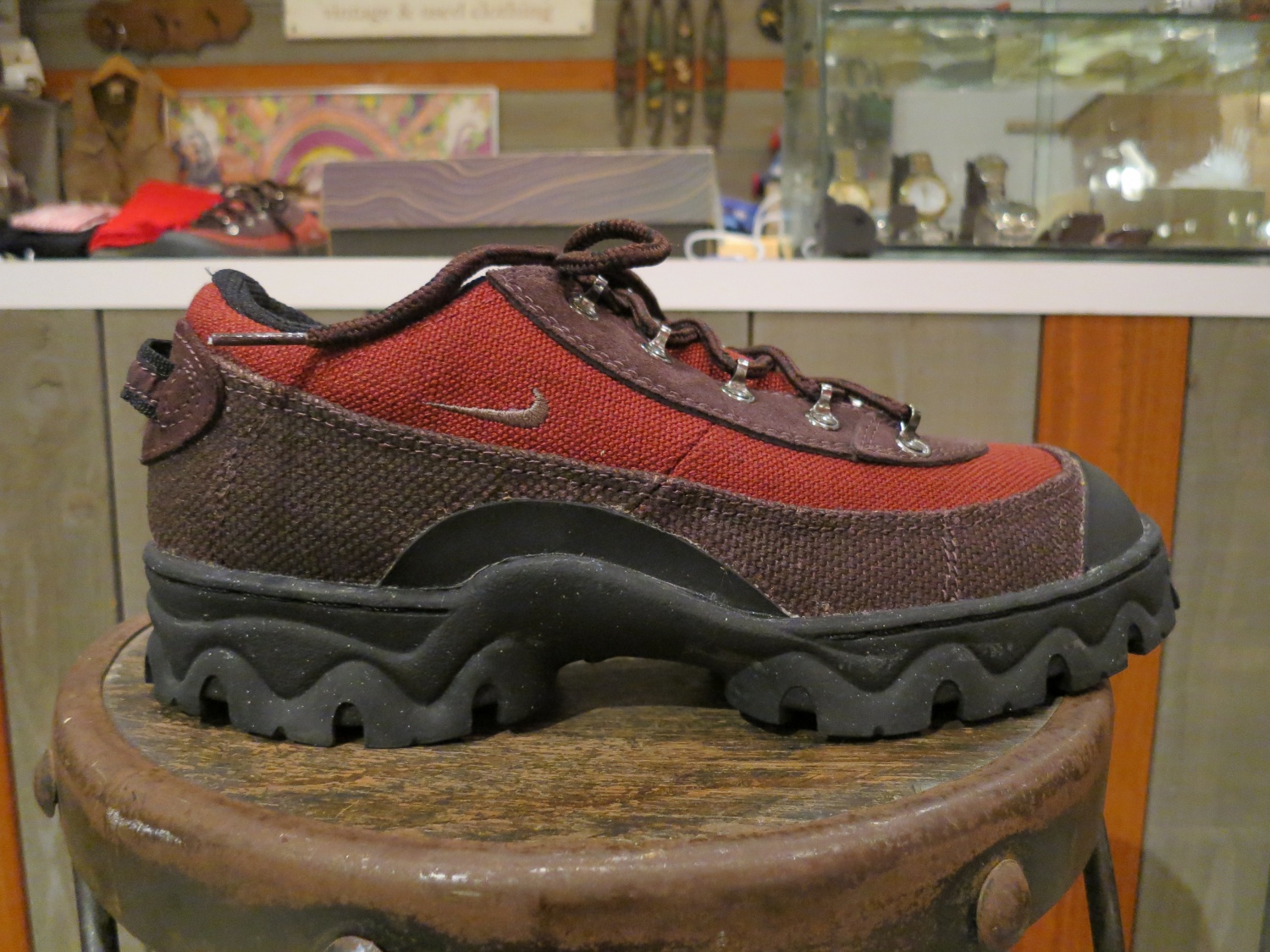 Dress shoes with leather bottoms, as it drains off the excess electrolytic charges i seem to carry with me everywhere (eve. NIKE 90âs / AIR LAHAR ï¼ vintage & used clothing ROGER'S