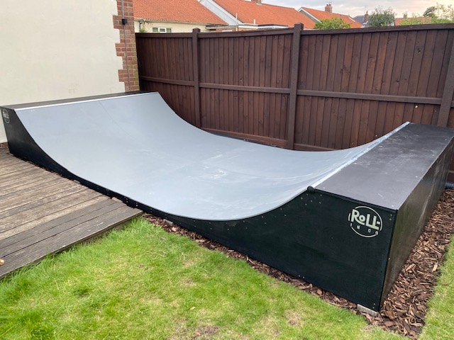 2.5ft tall mini ramp half pipe (Outdoor 
