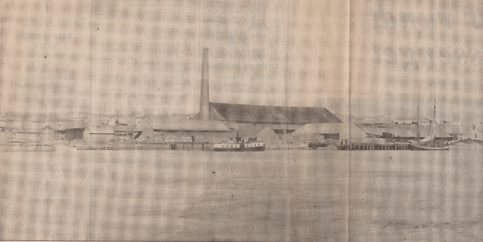 Asbjørn Nygaard presenterte dette bildet i Fredriksstad Blad 26.08.1978. Hauge teglverk ble bygget 1873-74 av Wiel et Co, Halden, og A. Apenes var disponent. Verket hadde ikke noe leruttak, så lere ble fraktet på prammer fra Torp. Virksomheten baserte seg på nye brennmetoder. Forsøkene falt uheldig ut, og verket ble nedlagt etter 3-4 års drift. Verket lå der hvor det i dag er industriområde, mellom Evje og Hauge. På bildet, ytterst til høyre, ligger et bolighus. Kan det være «den rø’ stua»?