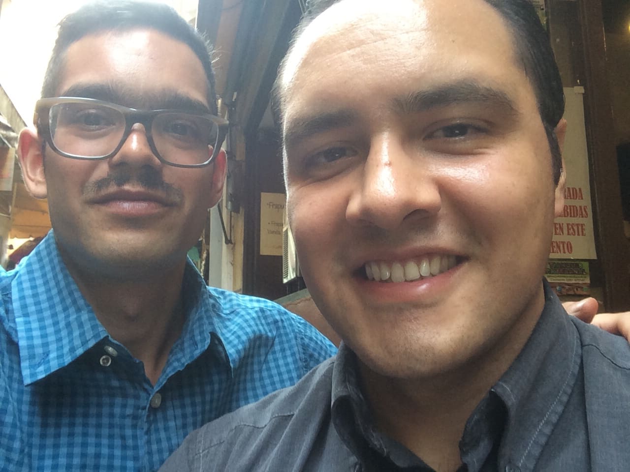 Describir a los sujetos de la entrada, el autor del poema y el cumpleañero Describir e identificar a los involucrados en la entrada