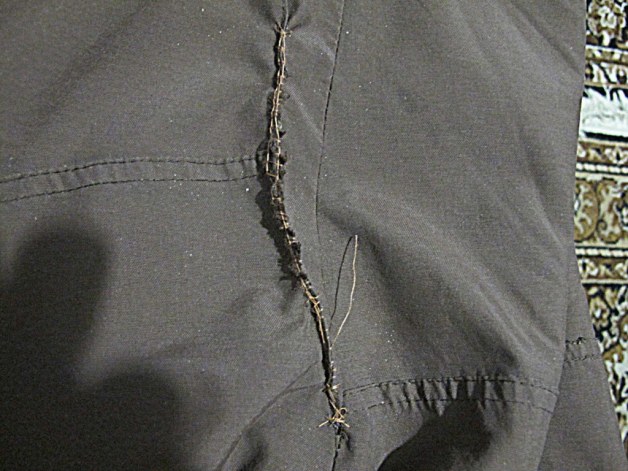 Naht meiner Hose Hier meine Arbeit an der Hose. Hätte ich doch lieber den Spott in der 3. Klasse ertragen sollen?