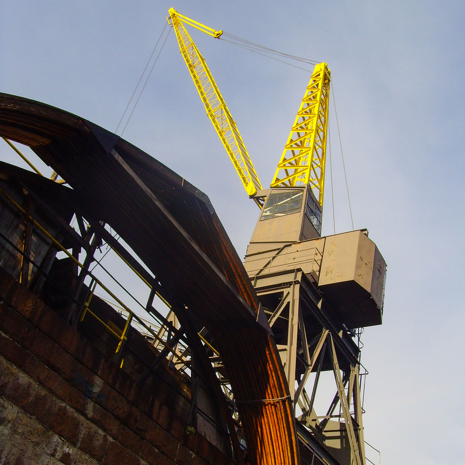 Ein alter Hafenkran wacht über das Trockendock in Suomenlinna.