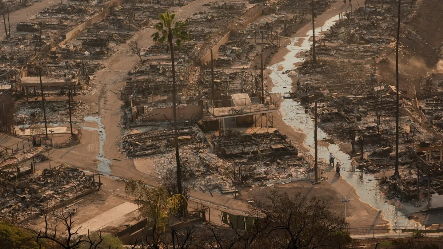 Dos masivos incendios en Los Ángeles devoran más de 10,000 edificaciones y provocan evacuaciones urgentes.