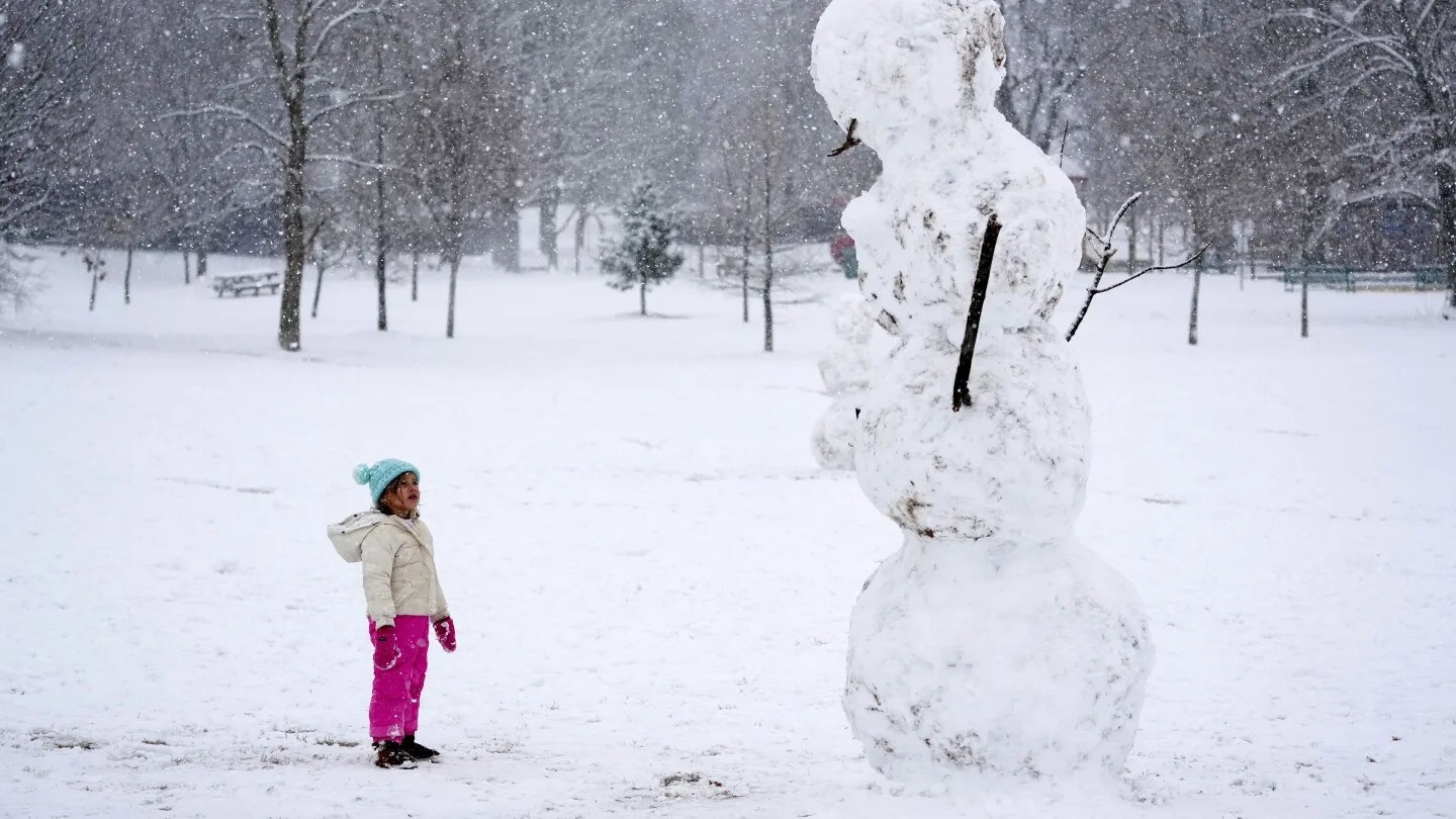 Furiosa tormenta invernal envuelve el sur de EEUU en un manto de nieve.