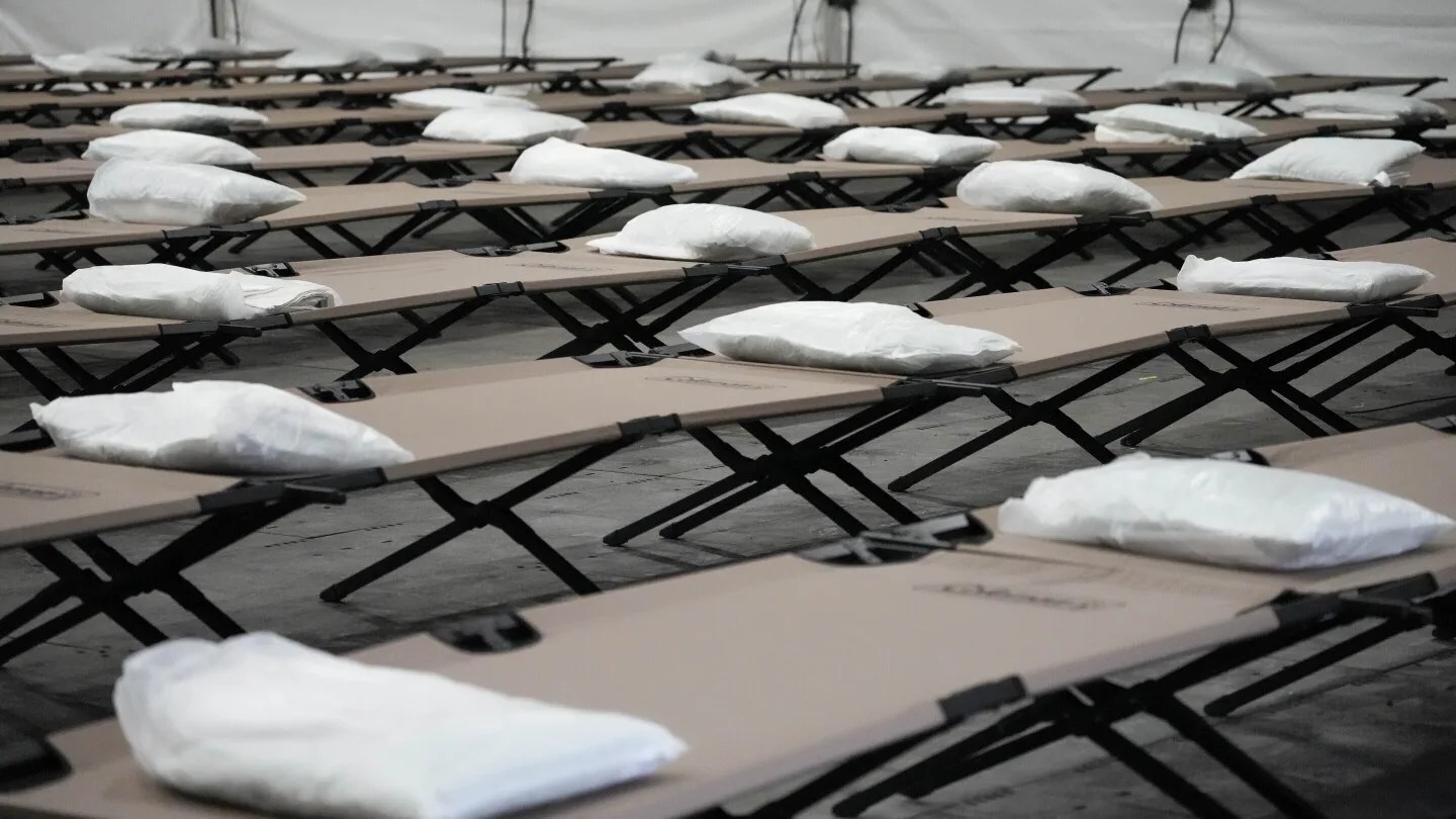 Juez federal autoriza la retención de fondos de emergencia para refugios de migrantes en hoteles de Nueva York