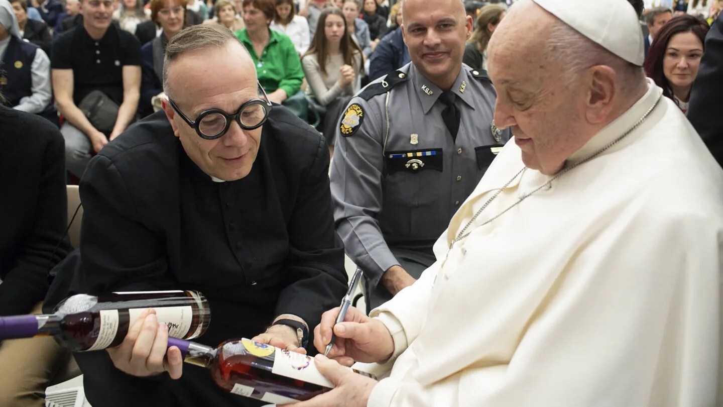 Botellas de bourbon de Kentucky autografiadas por el Papa generan miles para causas benéficas.