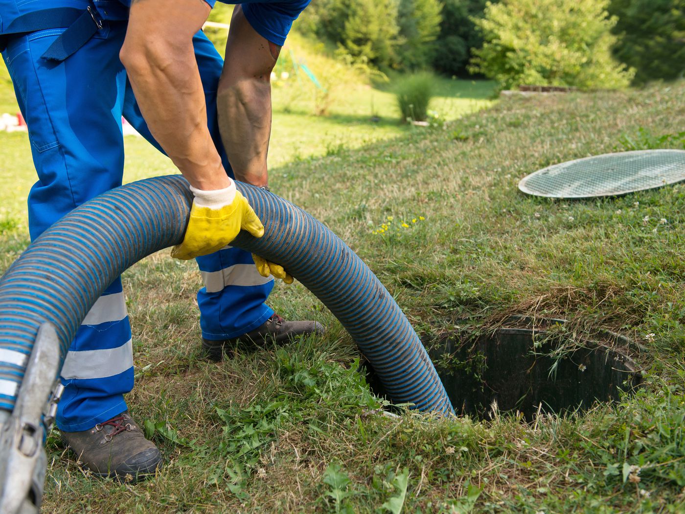 What to expect when you hire experts to clean out a sewer line