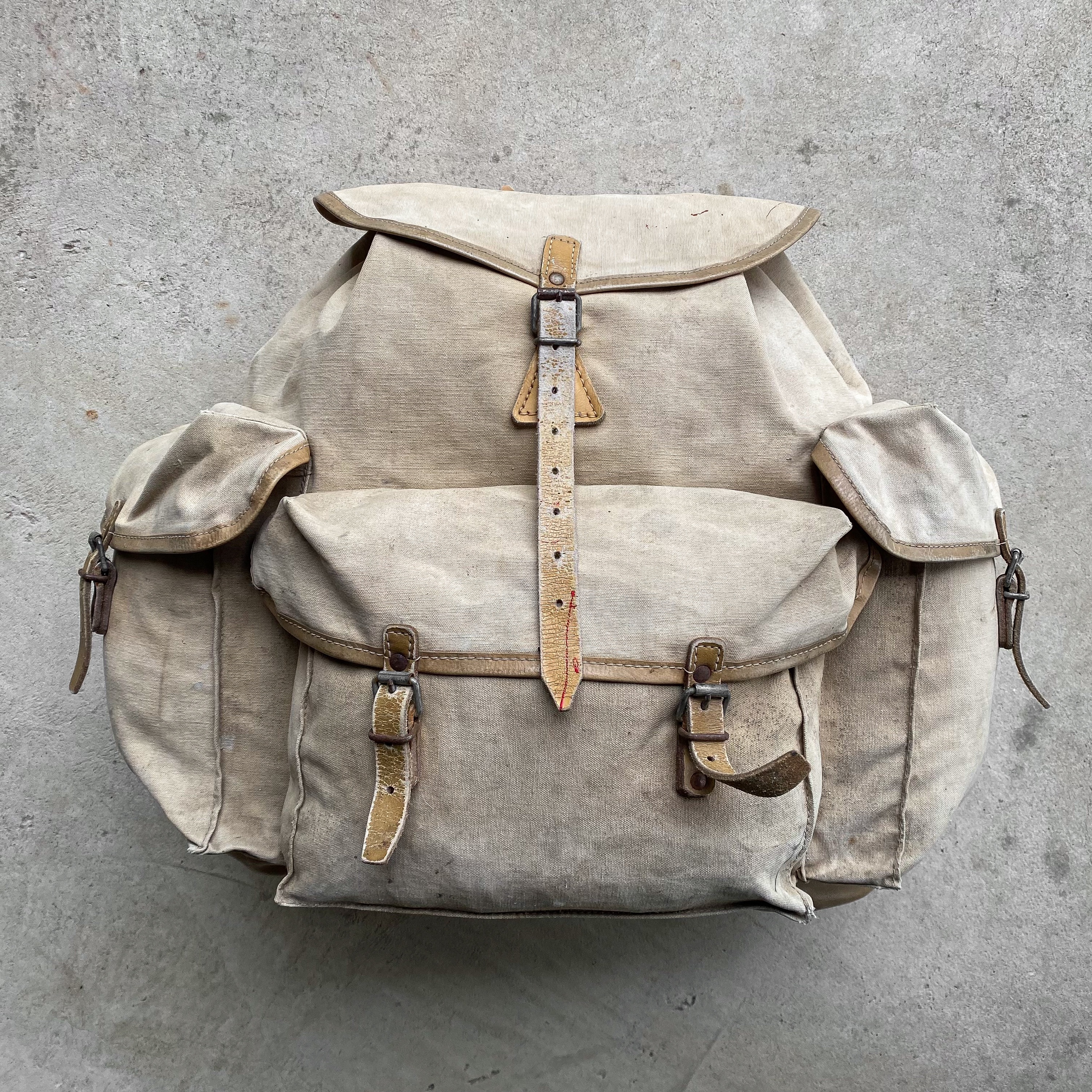 フランス軍　ミリタリーリュック　LAFUMA vintage 60s 60s 70s FRANCE製 LAFUMA ラフマ リュックサック グレージュ