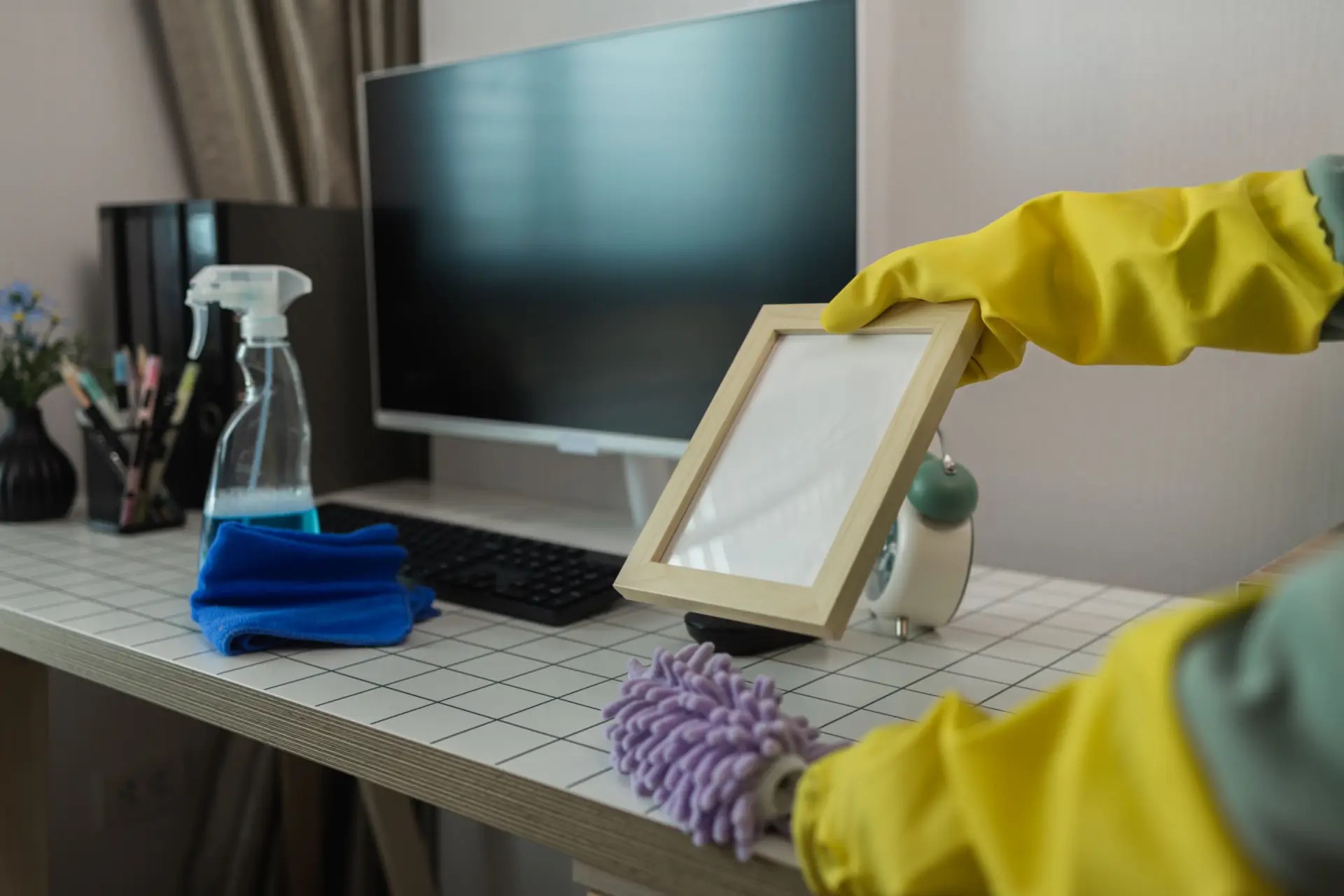 Clean Picture Frames and Wall Décor at Home