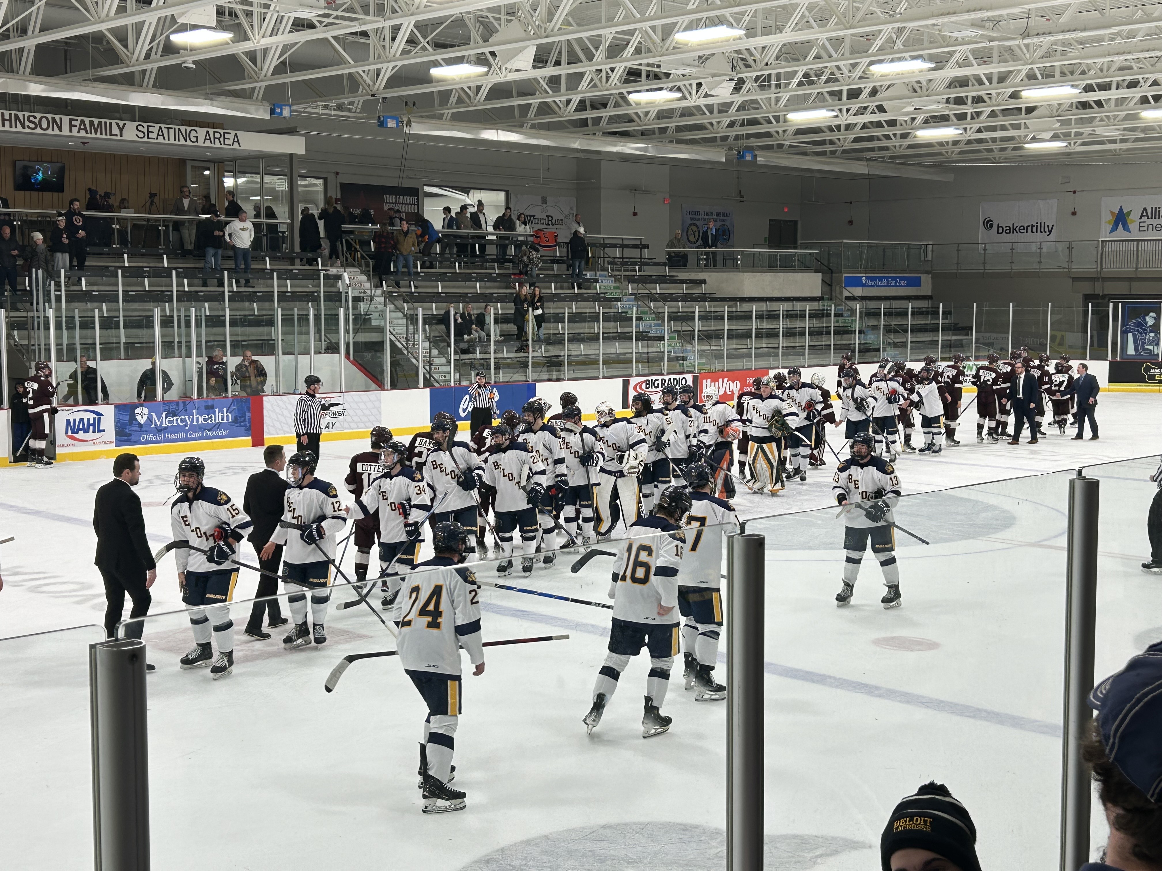 Men’s Hockey Drop Home Opener to Augsburg