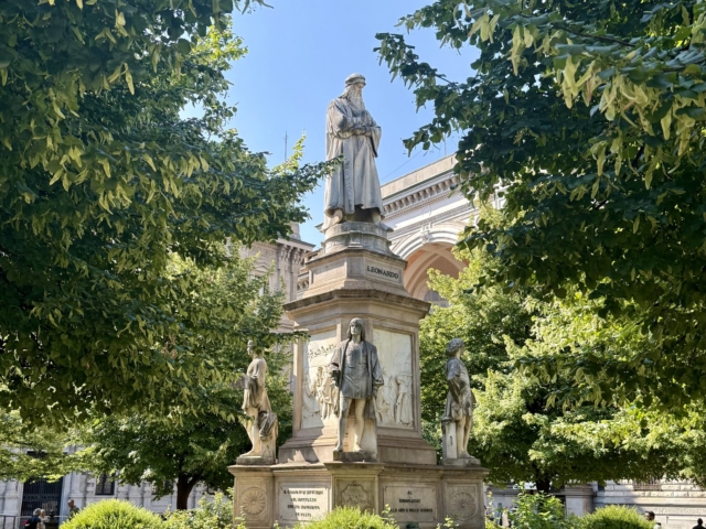 Leonardo di Vince statue in La Scala Plaza